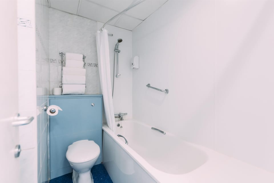 Combined shower/tub, hair dryer, towels