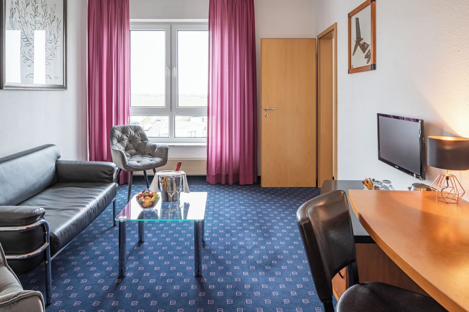 Suite | Living area | Flat-screen TV