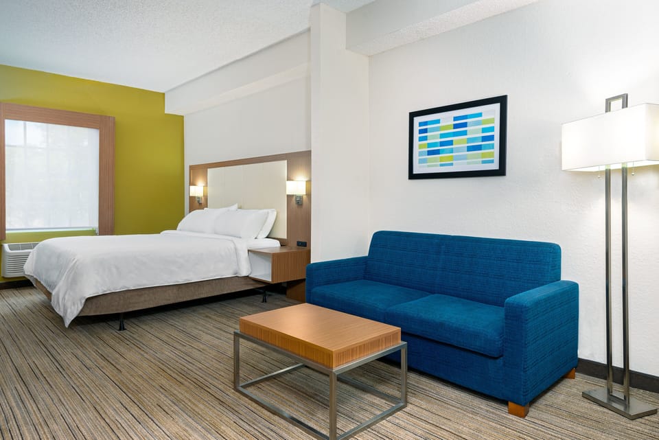 Premium bedding, in-room safe, desk, blackout drapes
