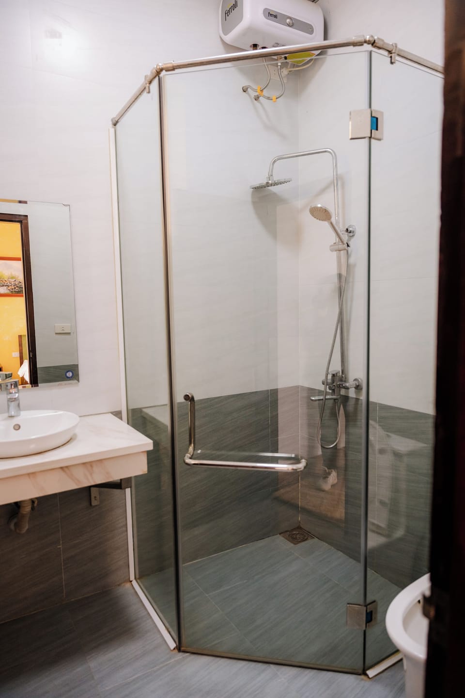 Shower, rainfall showerhead, free toiletries, hair dryer