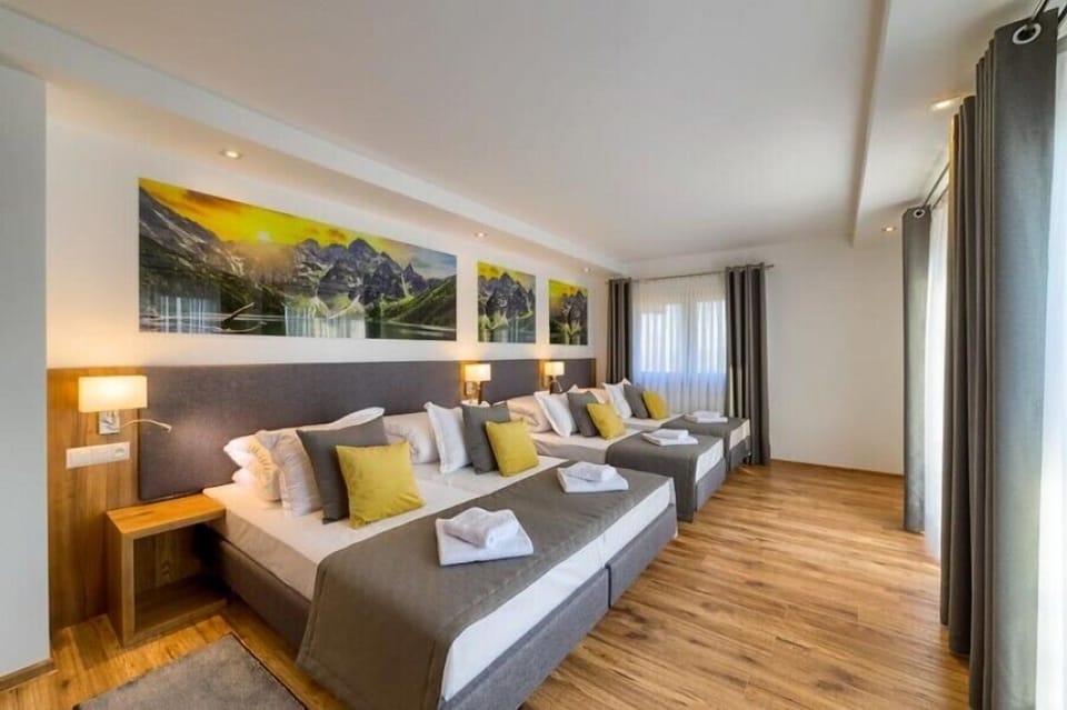 Classic Quadruple Room | Desk, free WiFi, bed sheets