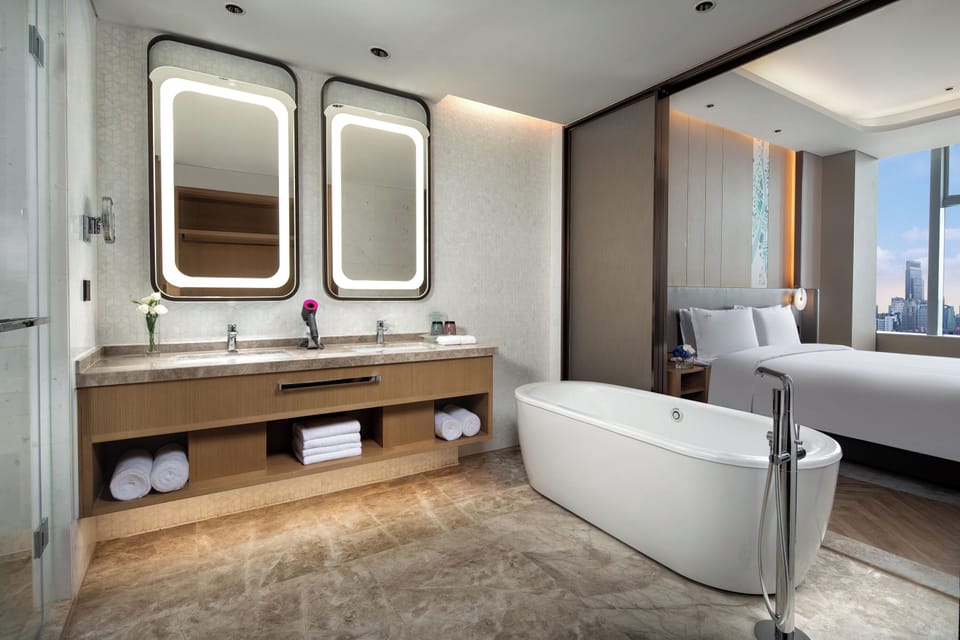 Suite, 1 Bedroom (Living and Dining Area) | Bathroom | Slippers, towels