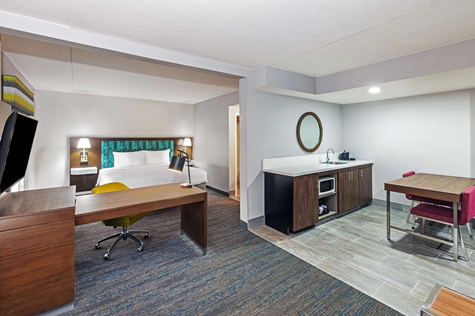 Suite, 1 King Bed, Non Smoking | In-room safe, desk, iron/ironing board, free cribs/infant beds