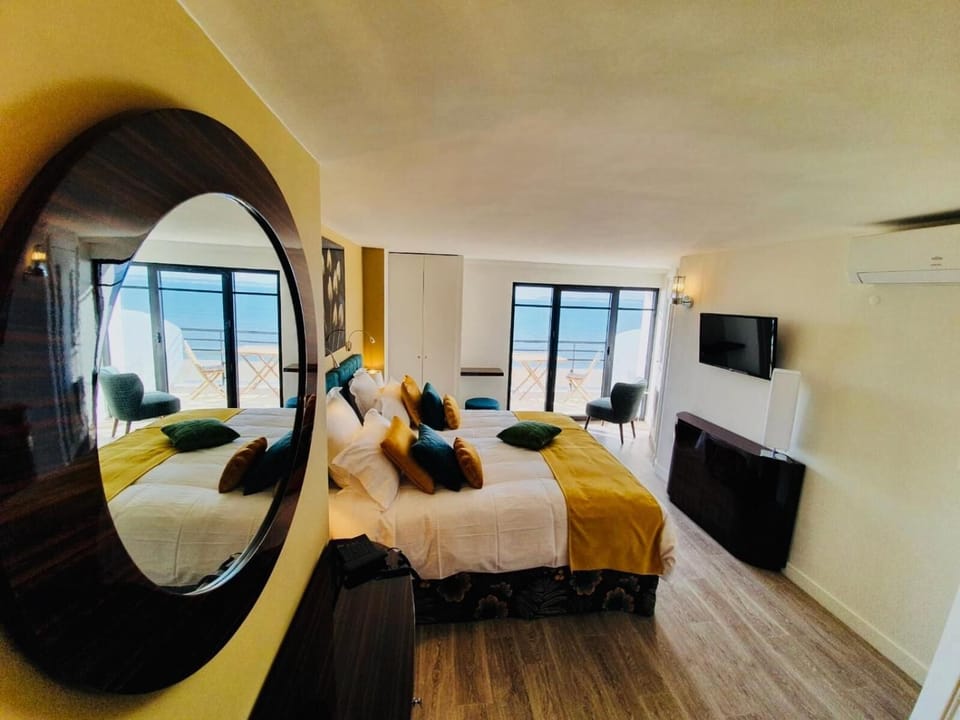 Double Room, Sea View | In-room safe, individually decorated, desk, soundproofing