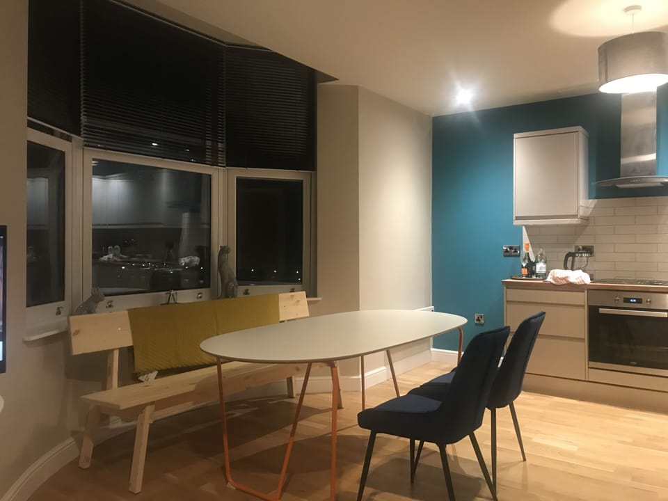 Full-size fridge, microwave, oven, dishwasher