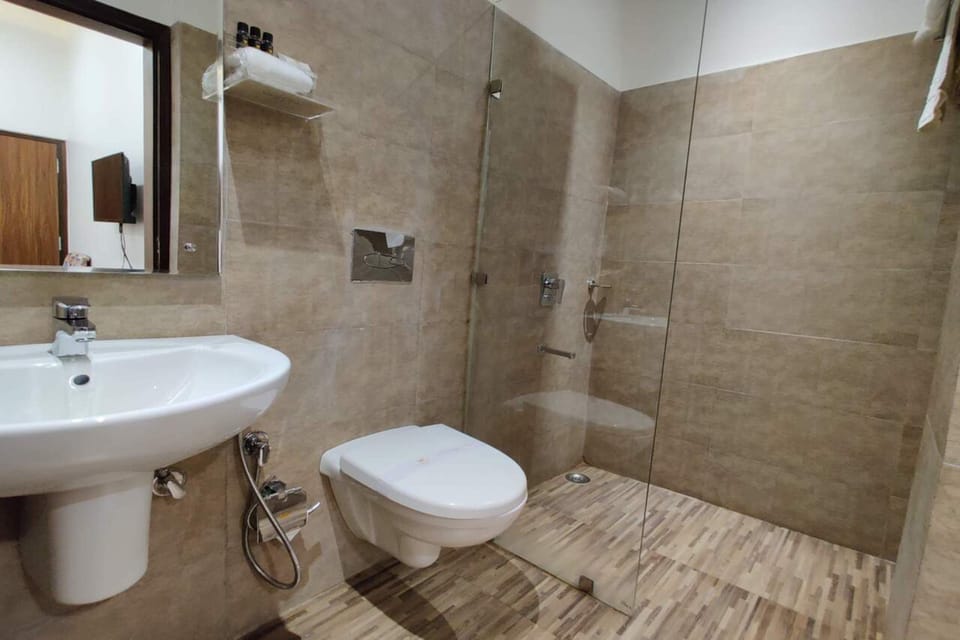 Deluxe Room | Bathroom | Shower, rainfall showerhead, towels