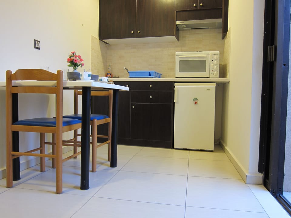 Apartment, 1 Bedroom, Garden View | Private kitchen | Fridge, stovetop, coffee/tea maker, electric kettle