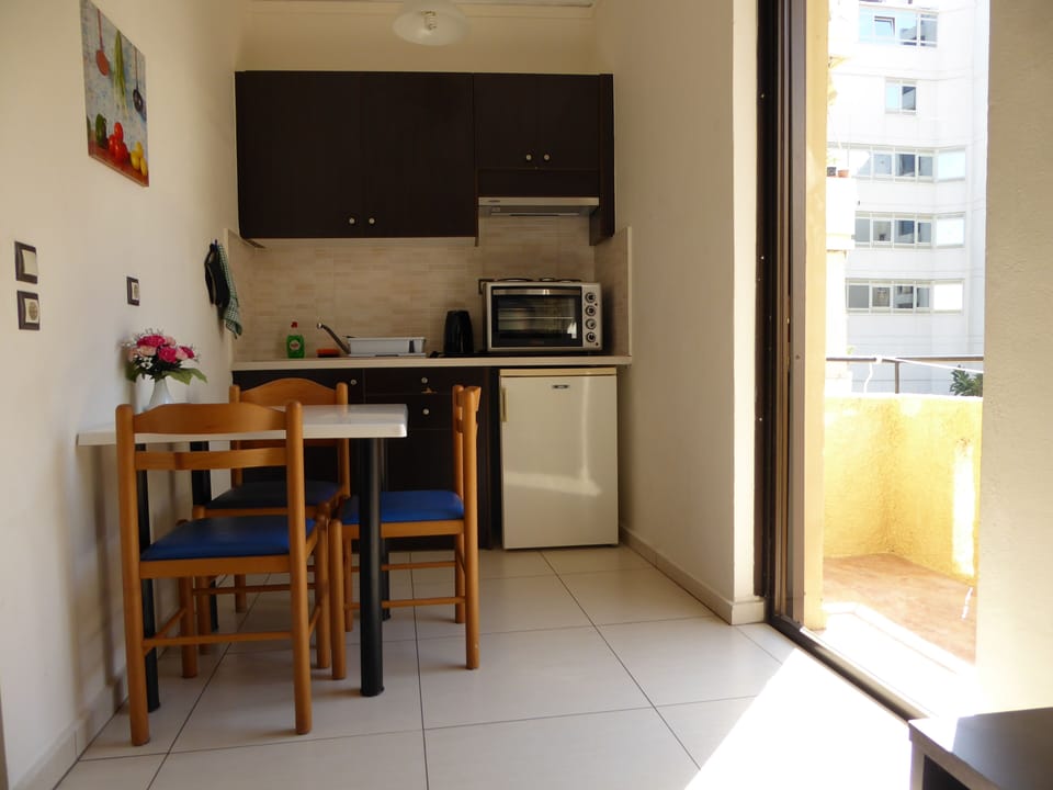 Apartment, 1 Bedroom, Garden View | Private kitchen | Fridge, stovetop, coffee/tea maker, electric kettle