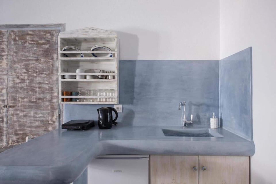 Superior Double Room (Caldera) | Private kitchenette | Fridge, electric kettle, cookware/dishes/utensils