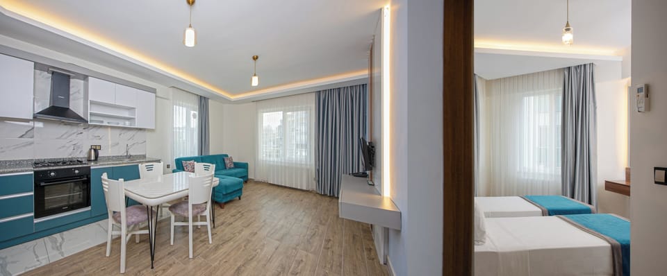 Deluxe Studio Suite | Minibar, desk, laptop workspace, free WiFi