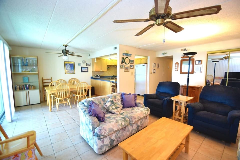 Condo, 2 Bedrooms | Living area