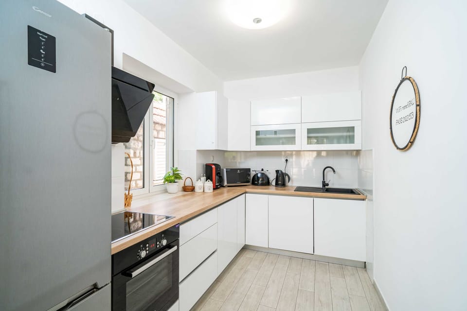 House (Four-Bedroom House with Terrace) | Private kitchen | Fridge