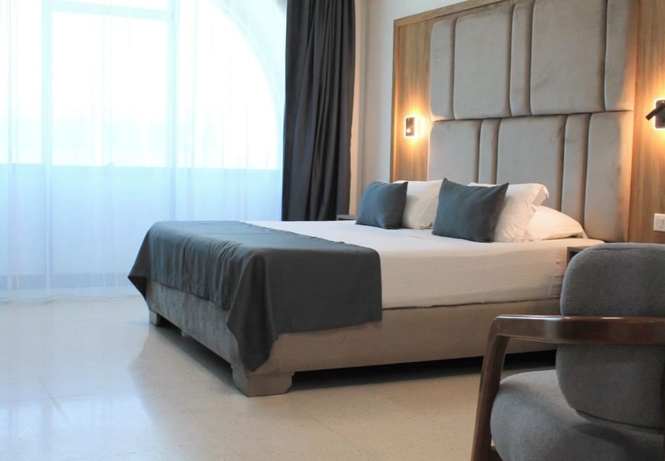 Premium bedding, in-room safe, desk, blackout drapes