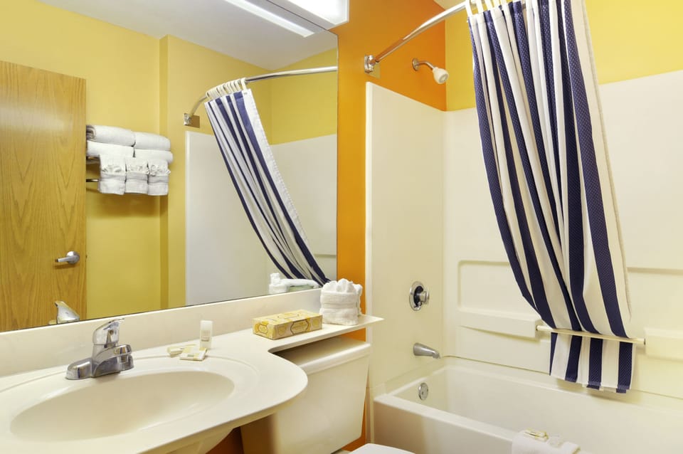 Combined shower/tub, free toiletries, hair dryer, towels