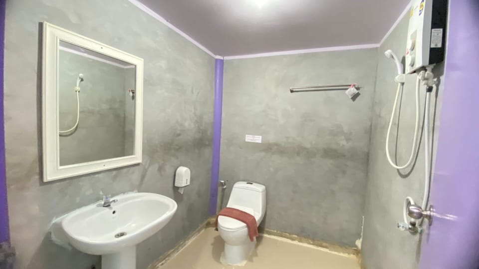Superior Twin Room | Bathroom | Shower, towels