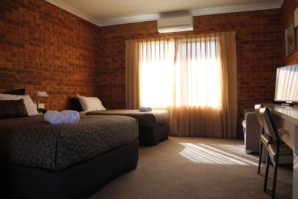 Twin Room | Desk, laptop workspace, blackout drapes, iron/ironing board