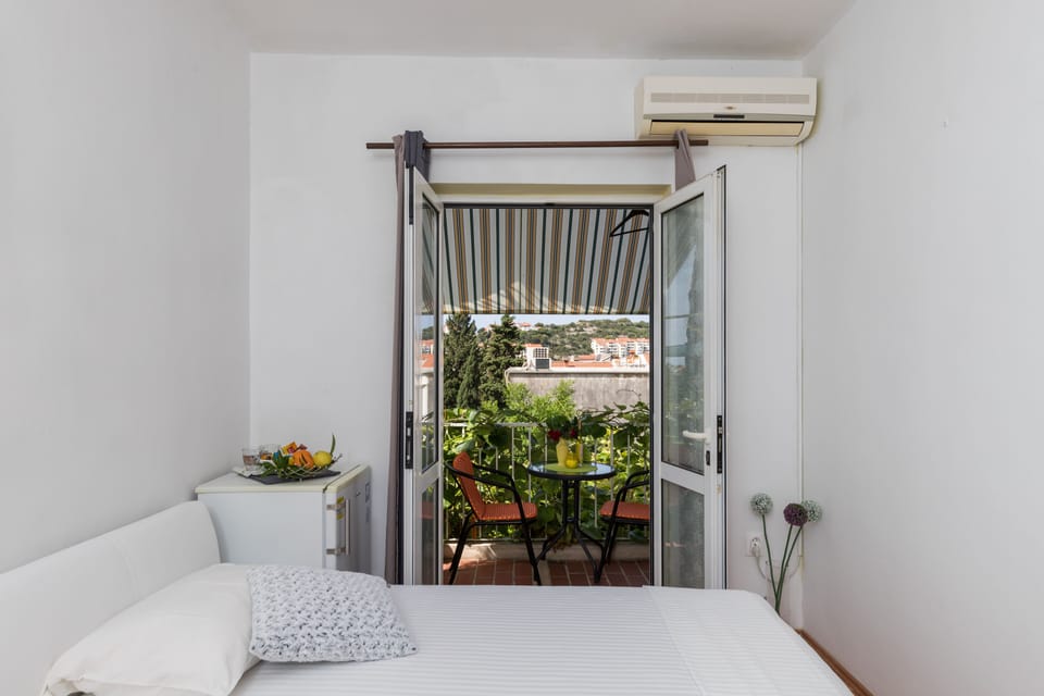 Twin Room (Twin Room with Shared Bathroom) | 4 bedrooms, iron/ironing board, free WiFi, bed sheets