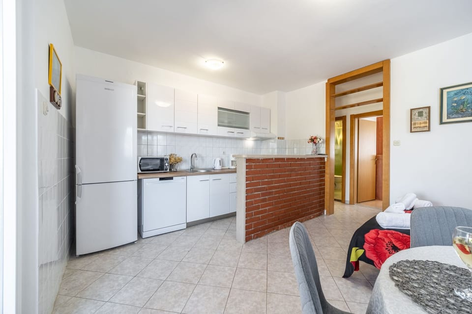 Private kitchen | Fridge, microwave, oven, stovetop