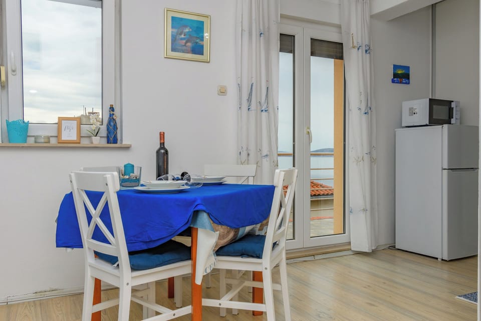 Apartment (A1) | Dining