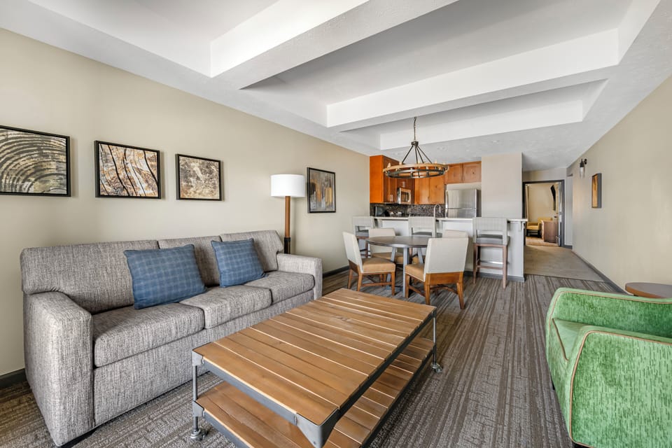 1 BEDROOM LAKE VIEW 1 KING DELUXE SUITE | Living area | 27-inch TV with cable channels, table tennis, video library