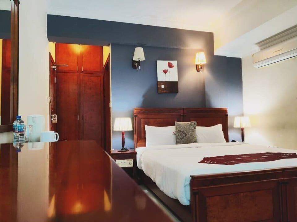 Executive Room | Minibar, in-room safe, desk, blackout drapes