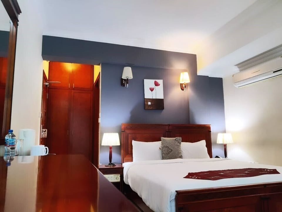 Executive Room | Minibar, in-room safe, desk, blackout drapes