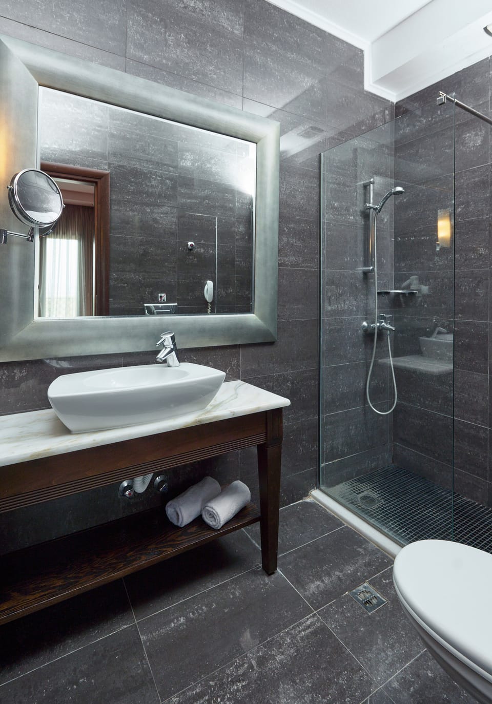 Superior Room | Bathroom | Free toiletries, hair dryer, towels