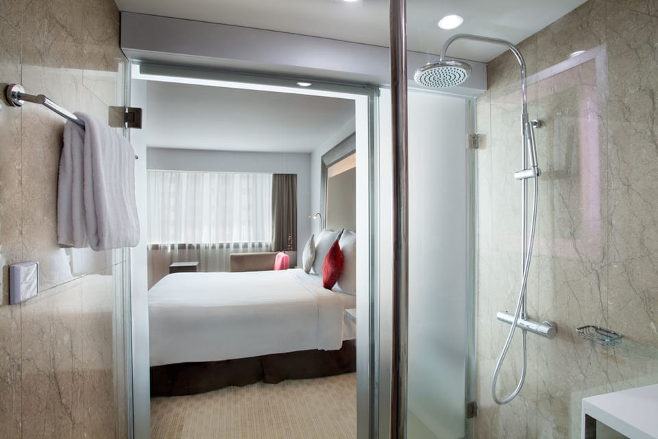 Premier Room, 1 King Bed, Executive Level (Executive) | Minibar, in-room safe, desk, iron/ironing board