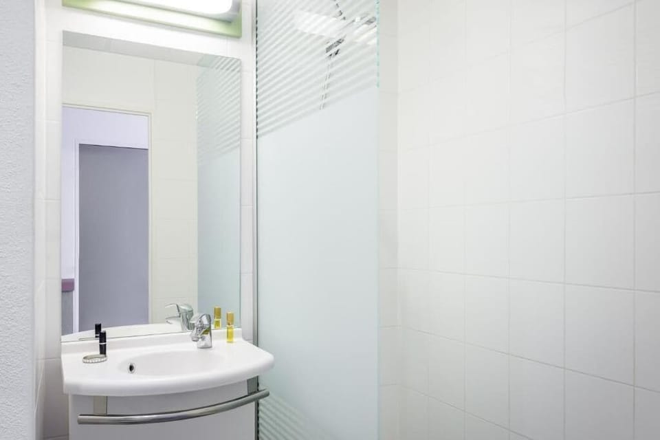 Standard Double Room, 1 Double Bed | Bathroom | Shower, eco-friendly toiletries, towels
