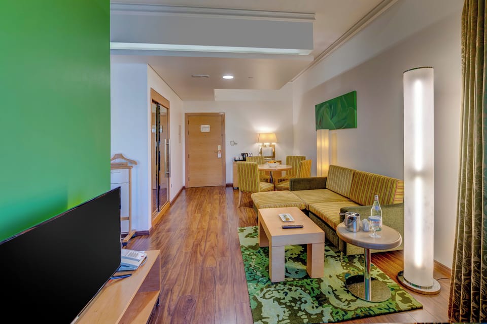 Executive Suite | In-room safe, desk, soundproofing, iron/ironing board