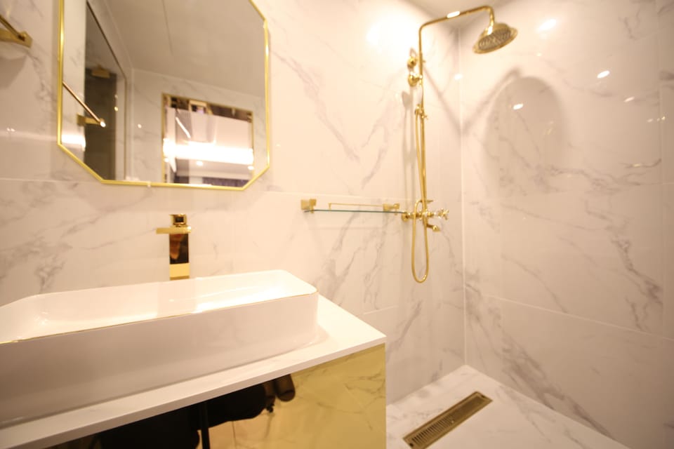 Standard Room (A) | Bathroom | Separate tub and shower, free toiletries, hair dryer, slippers