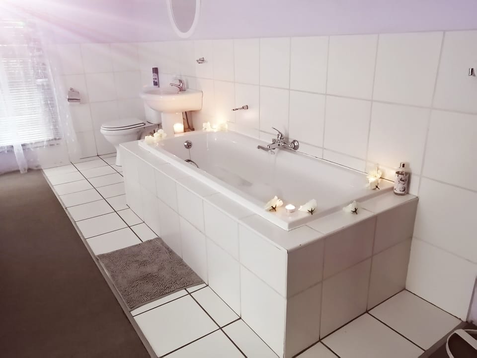 Combined shower/tub, towels
