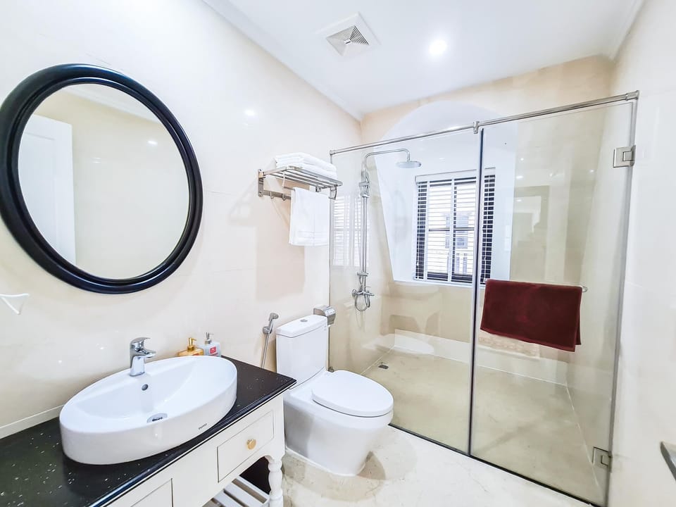 Hair dryer, slippers, bidet, towels