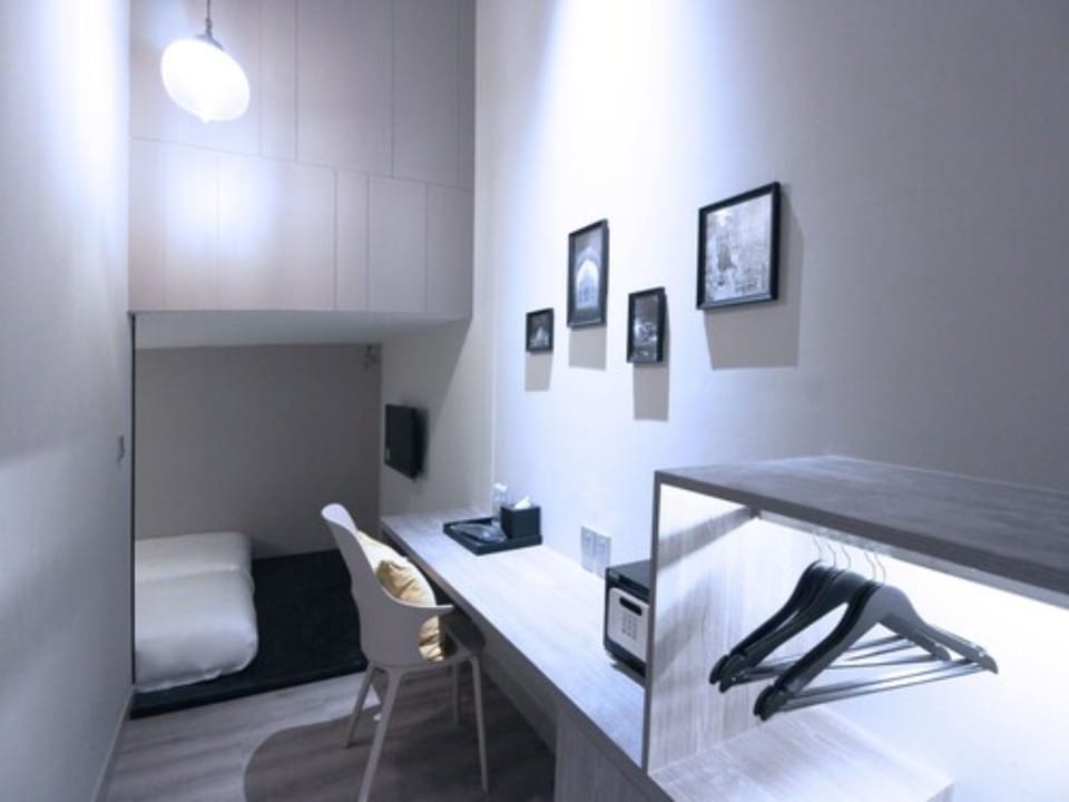 5 hours: 17:00-22:00( shared bathroom) | In-room safe, desk, soundproofing, WiFi (free)