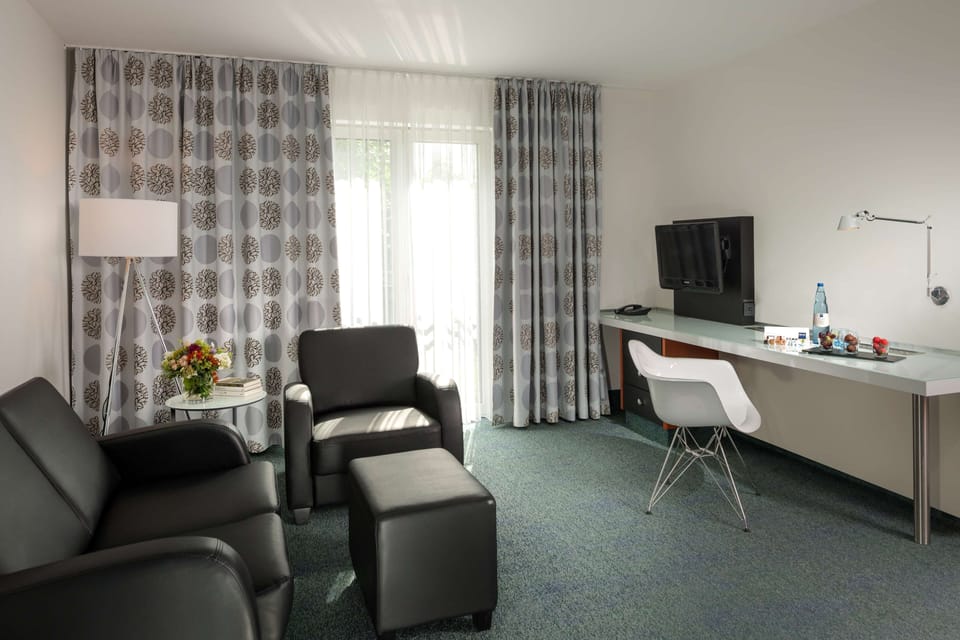 Junior Suite | Hypo-allergenic bedding, in-room safe, desk, blackout drapes