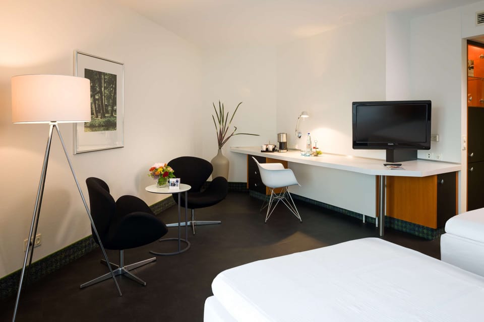 Junior Suite | Hypo-allergenic bedding, in-room safe, desk, blackout drapes