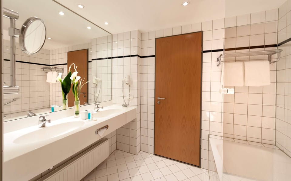 Junior Suite | Bathroom | Free toiletries, hair dryer, towels
