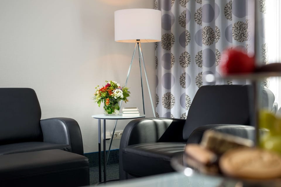 Junior Suite | Hypo-allergenic bedding, in-room safe, desk, blackout drapes