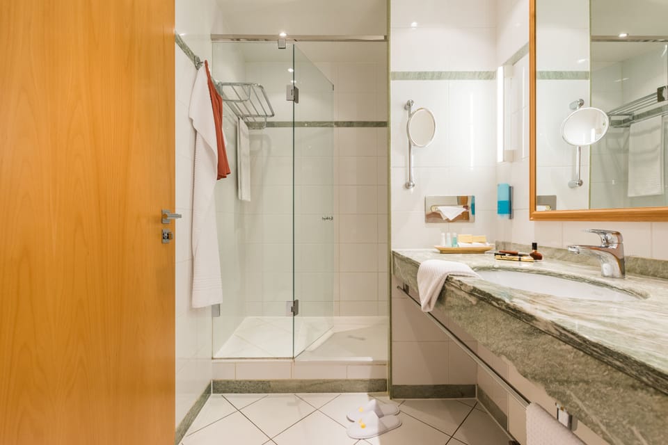 Standard Double Room | Bathroom | Hair dryer, bathrobes, slippers, towels
