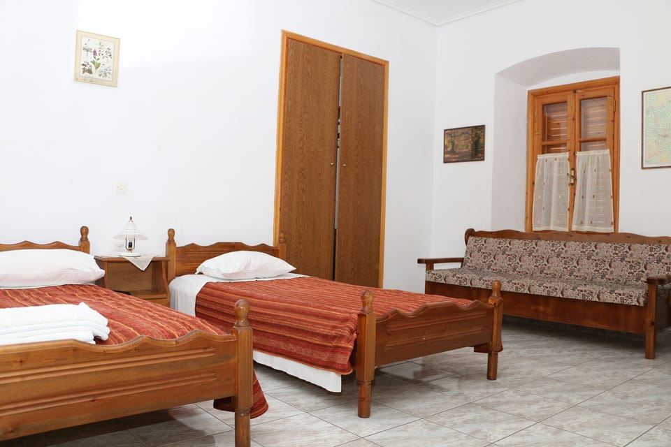 Standard Quadruple Room | Desk, free WiFi