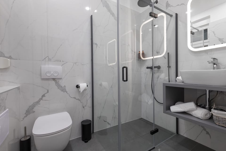 Luxury Double or Twin Room (5) | Bathroom | Shower, rainfall showerhead, designer toiletries, hair dryer