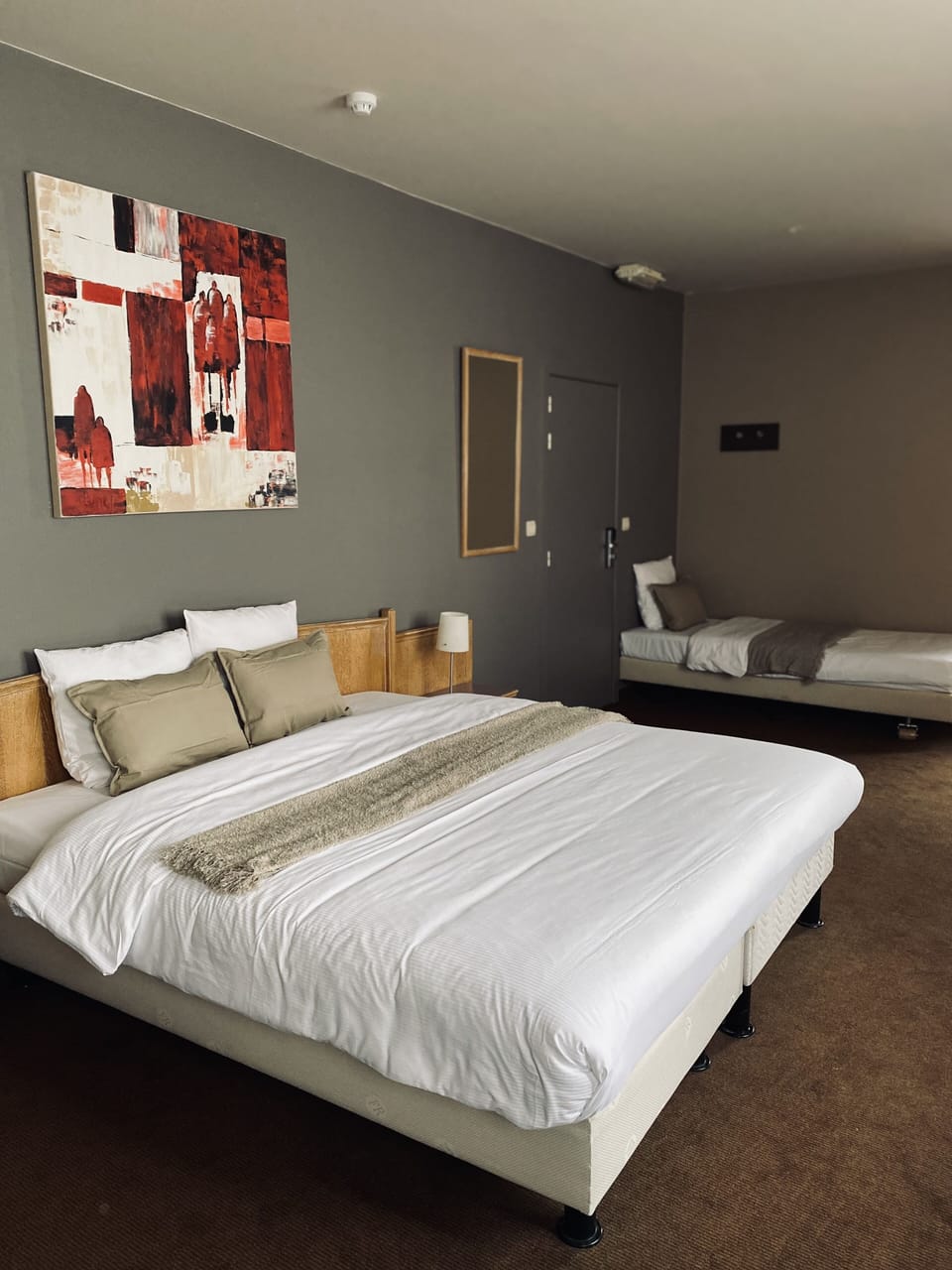 Deluxe Triple Room | Desk, laptop workspace, soundproofing, iron/ironing board