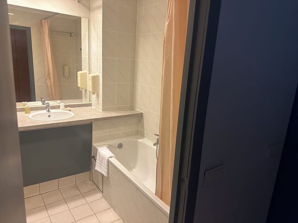 Combined shower/tub, hair dryer, towels