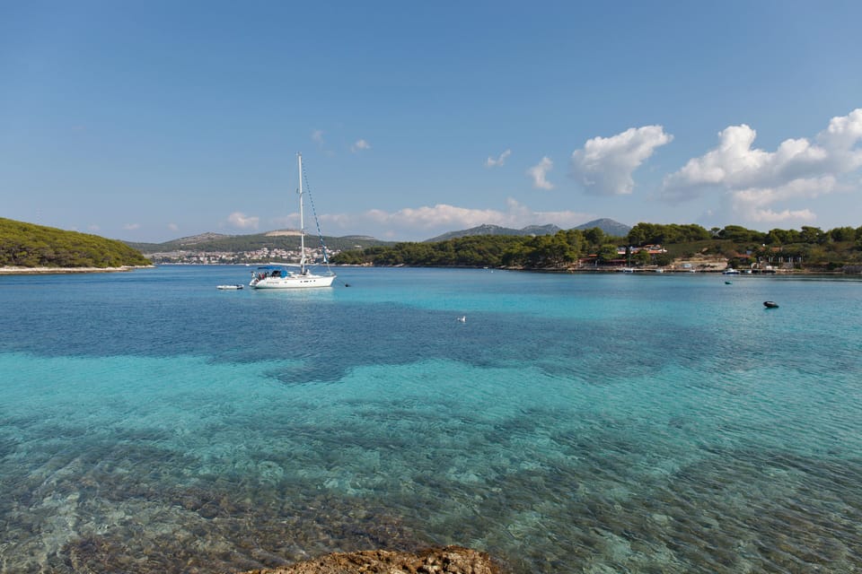 Beach nearby, white sand, beach cabanas, sun loungers