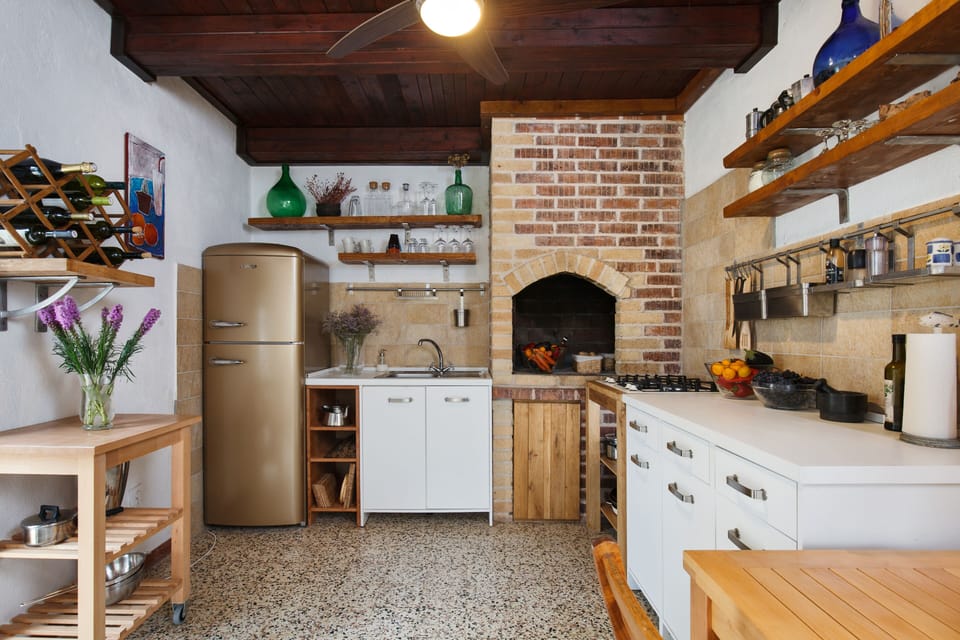 Fridge, stovetop, coffee/tea maker, highchair