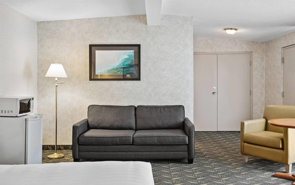 Standard Room, 1 King Bed | In-room safe, desk, iron/ironing board, free cribs/infant beds