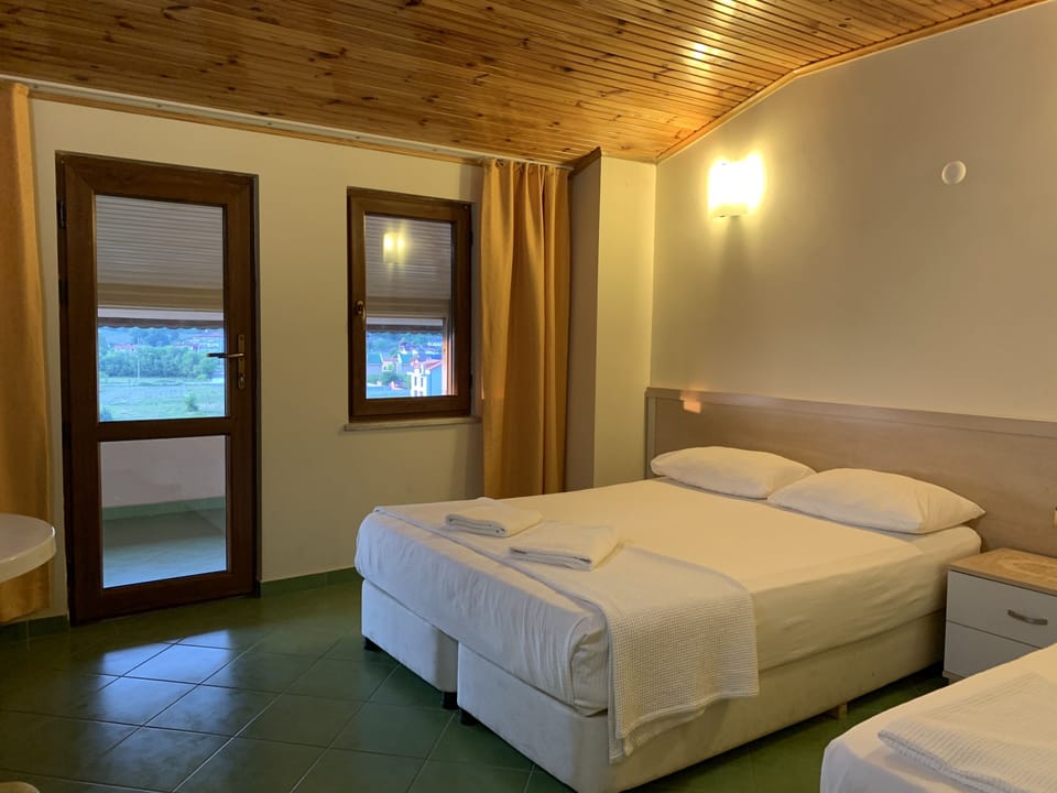 Quadruple Room | Desk, bed sheets