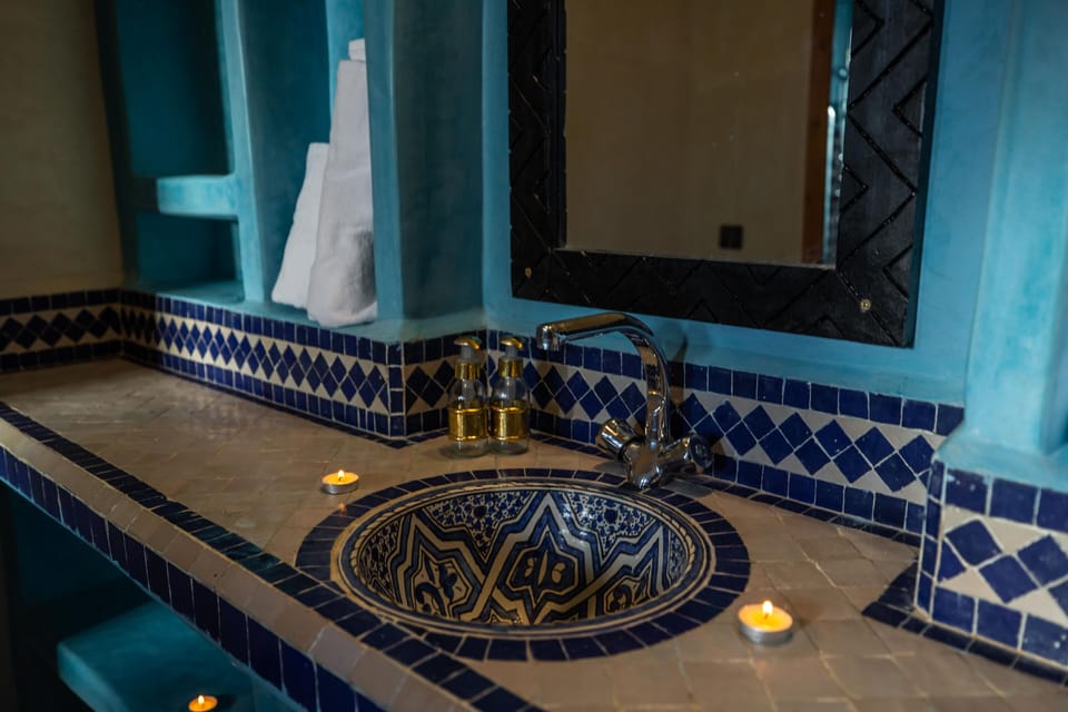 Deluxe Double Room | Bathroom | Shower, rainfall showerhead, free toiletries, bathrobes