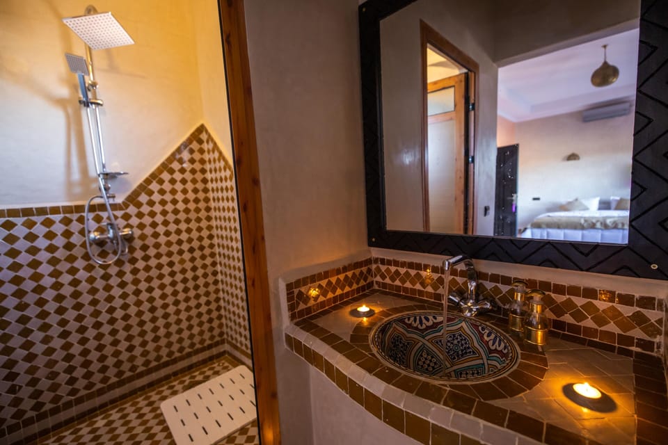 Deluxe Twin Room | Bathroom | Shower, rainfall showerhead, free toiletries, bathrobes