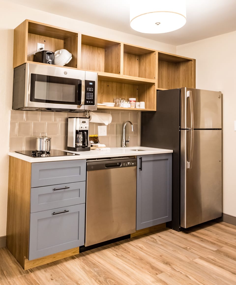 Coffee/tea maker, full-size fridge, microwave, stovetop